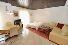 Rooms and apartments in Podstrana - direct on the beach